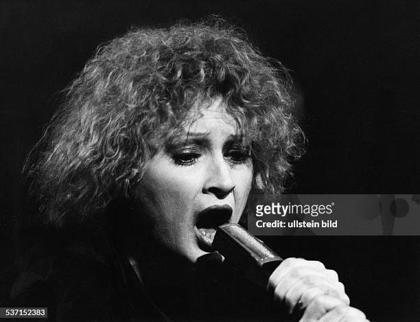 Ingrid Caven, *-, Sängerin, Schauspielerin, D, - Portrait während eines Auftritts, - 1984Foto: Erika Rabau