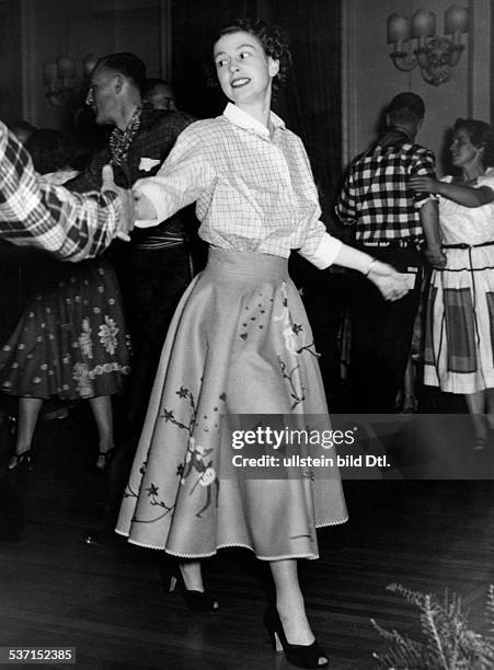 Elisabeth II. , Koenigin von GB seit 1953, - Ganzkoerperaufnahme, tanzt Square-Dance bei einem Kanada-Besuch, - 1951