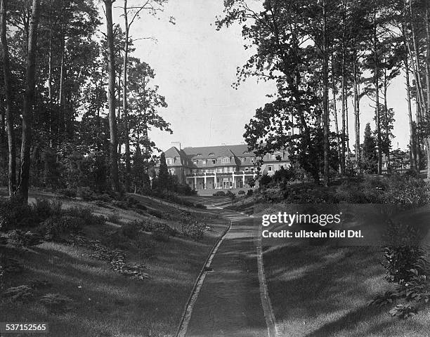 Grossindustrieller, Heinenhof - Potsdam, Landsitz Carl Friedrich von Siemens, Blick durch den Park auf das Gebäude, - 1912, Foto: R. Siegert