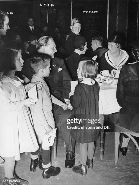 Politiker, NSDAP, D, - mit seiner Ehefrau Emmy bei einer, Weihnachtsbescherung für Berliner, Kinder im Konzerthaus 'Clou', - veröffentlicht