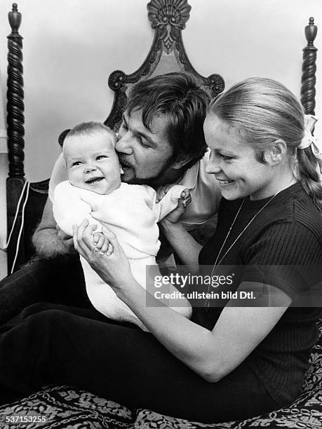 Götz George, -, Schauspieler, D, mit Ehefrau Loni von Friedl und Tochter Tanja, - 1967