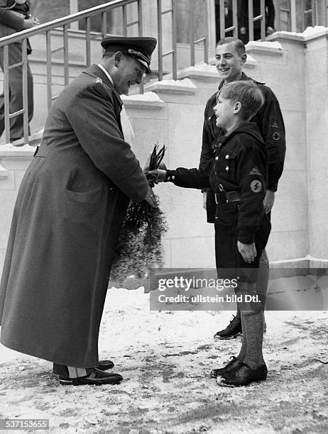 Goering, Hermann , Politiker, NSDAP, D, - zwei Angehörige des Jungvolkes, überreichen einen Blumenstrauss