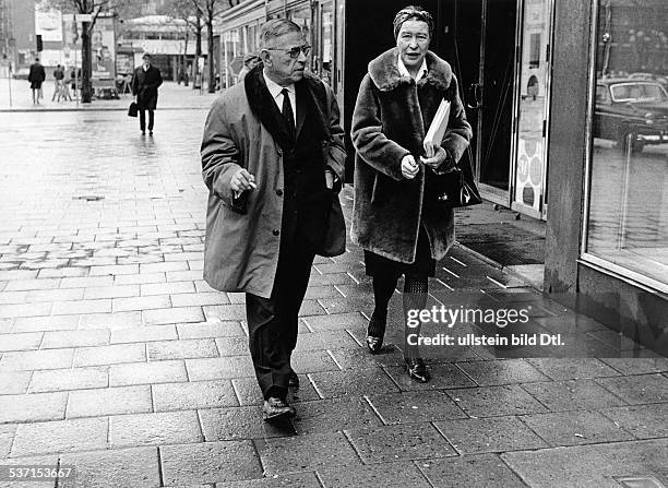 Beauvoir, Simone de , Schriftstellerin, Feministin, Philosophin, Frankreich, - mit Jean-Paul Sartre in Stockholm, Schweden, - 1967