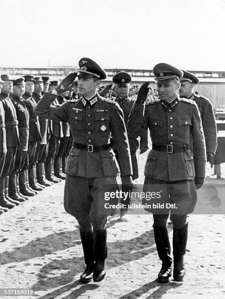 Gehlen, Reinhard - Offizier, (l.) schreitet die Front der Wlassow-Armee ab Gehlen, Reinhard - Offizier, (l.) schreitet die Front der Wlassow-Armee ab