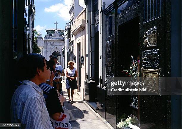 Politikerin, ARG, Besucher vor der Grabtafel von 'Evita', auf dem Friedhof von Buenos Aires, - 01.1997 col