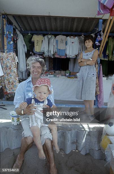 Carrell, Rudi , Showmaster, Schauspieler, Niederlande, - mit Sohn Alexander am Strand von Andasol , - 1979