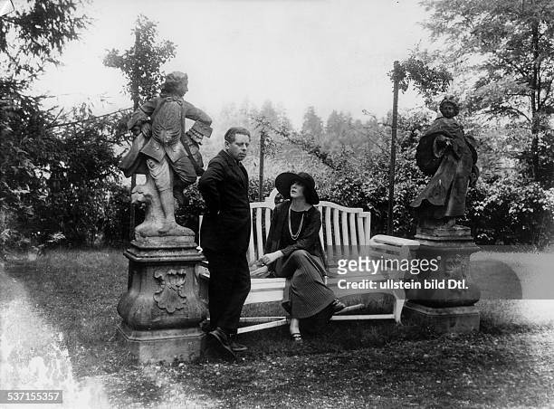 Max Reihnardt, , Regisseur, Schauspieler, A, mit Diana Manners im Park von Schloss Leopoldskron, 1905
