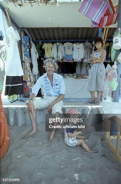 Carrell, Rudi , Showmaster, Schauspieler, Niederlande, - mit Sohn Alexander am Strand von Andasol , - 1979