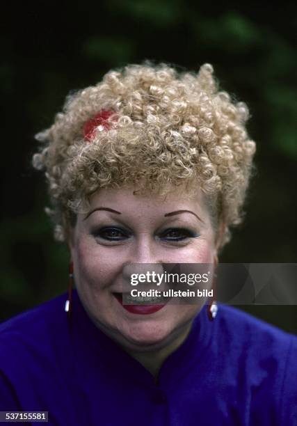 Vita, Helen , , Schauspielerin, Kabarettistin, Saengerin, D/Schweiz, - Portrait, mit blonder Lockenfrisur und rotem Haar- und Ohrschmuck, - 1990