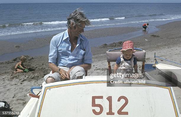 Carrell, Rudi , Showmaster, Schauspieler, Niederlande, - mit Sohn Alexander am Strand von Andasol , - 1979