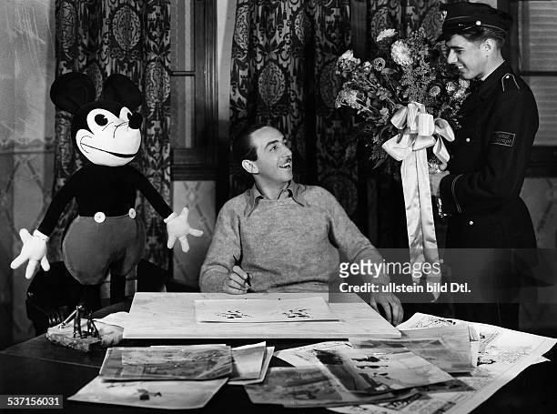 Mickey Mouse,Micky Maus,,Walt Disney , Filmproduzent, USA, ein Bote bringt Blumen zum fünften Geburtstag von Mickey Mouse, - 1933