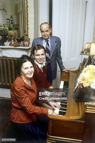 Sitzt zu Hause in den USA mit seiner Tante Nefedov am Klavier, dahinter sein Vater Nikolai Nefedov, - ohne Jahr