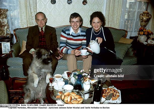 Zu Hause in den USA zwischen seinem Vater Nicolai und Tante Nefedov auf dem Sofa beim Kaffetrinken, - ohne Jahr