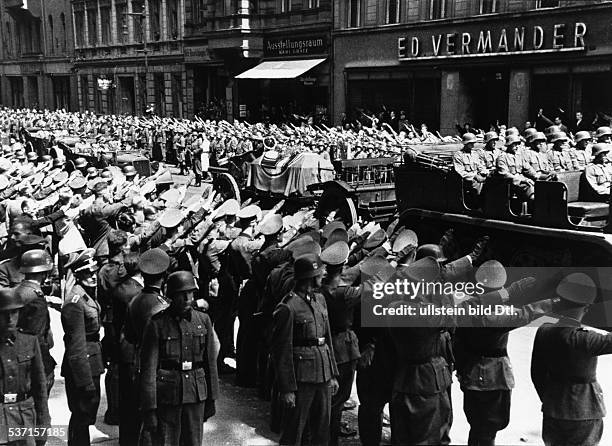 Heydrich, Reinhard , Politiker, NSDAP, D, Nach der Ankunft aus Prag auf dem, Anhalter Bahnhof: Überführung der Lafette, mit dem Sarg zum...
