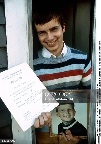 Zu Hause in den USA mit seinem Zeugnis der Deutschen Sonnabendschule in Boston 1972/73 und einem Kinderfoto, - ohne Jahr