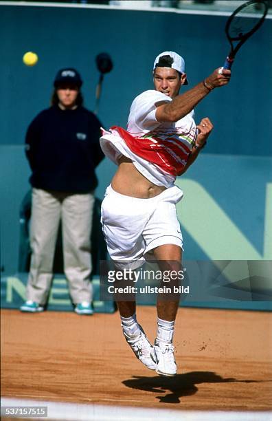Sportler, Tennis D, Davis Cup Spanien - Deutschland: schlägt, mit umgedrehter Mütze eine Vorhand, - Februar 1997