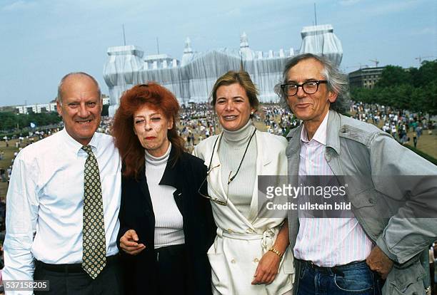 Christo *-, , Verpackungskuenstler, Bildender Kuenstler, Bulgarien, - mit seiner Frau Jeanne-Claude und dem, Architektenehepaar Norman Foster vor...