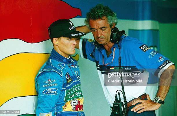 Rennfahrer Formel-1 D, mit seinem Rennleiter Flavio Briatore, , dem Teamchef von Benetton-Ford, - März 1994