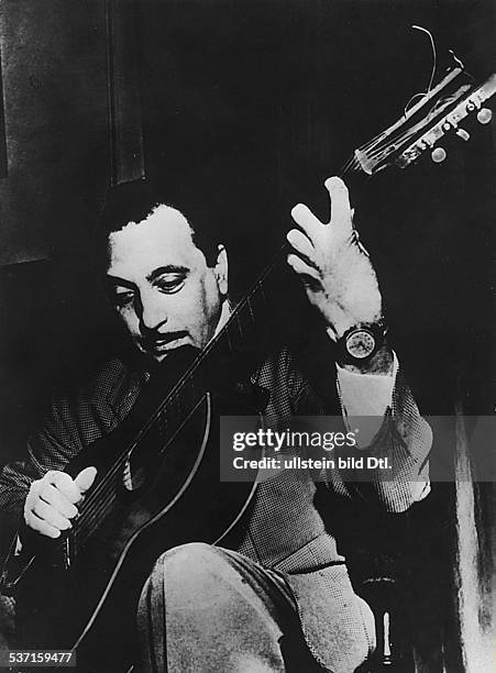 Reinhardt, Django , Gitarrist, Jazzmusiker, Frankreich, - Portrait mit Gitarre, - undatiert