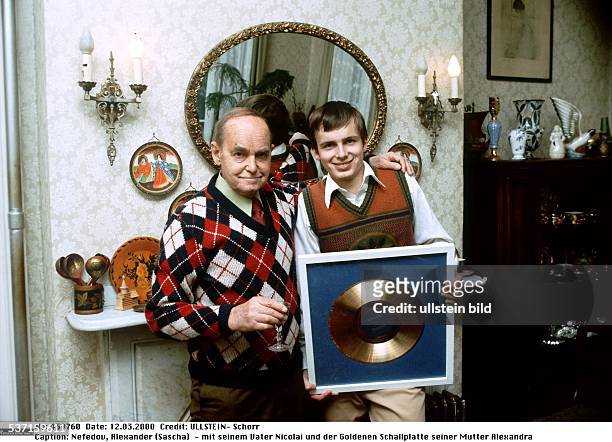 Zu Haus in den USA mit seinem Vater Nicolai und der Goldenen Schallplatte seiner Mutter, - ohne Jahr