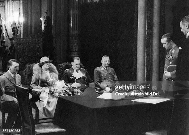 Goering, Hermann , Politiker, NSDAP, D, - während der standesamtlichen Trauung im, Rathaus an der Königstrasse in Berlin;, neben dem Brautpaar die...