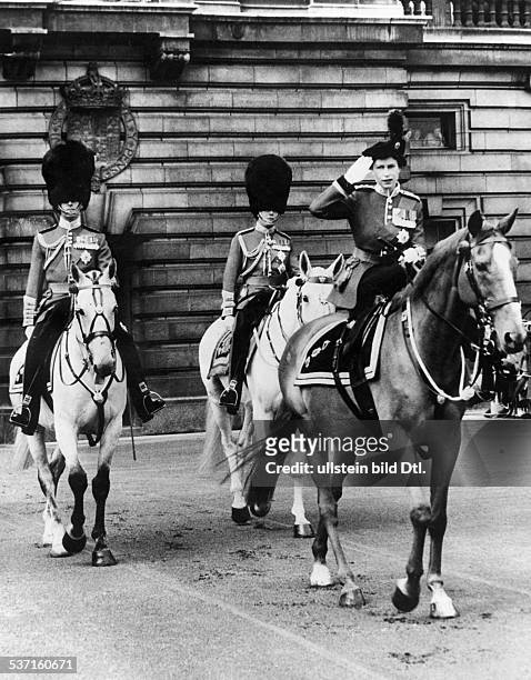 Elisabeth II. , Koenigin von GB seit 1953, - nimmt die Geburtstagsparade 'Trooping the Colour' ab; hinter ihr der Herzog von Edinburgh, Prinz Philip,...