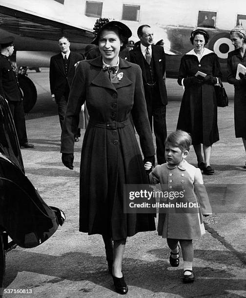 Elisabeth II. , Koenigin von GB seit 1953, - auf einem Flughafen mit ihrem Sohn Prinz Charles