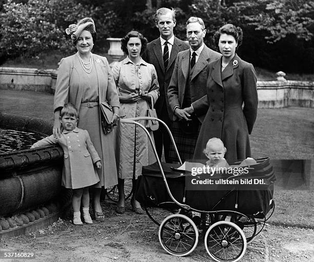 Elisabeth II. , Koenigin von GB seit 1953, - die koenigliche Familie im Garten von Balmoral Castle/ Schottland: Prinz Charles, Koeniginmutter...