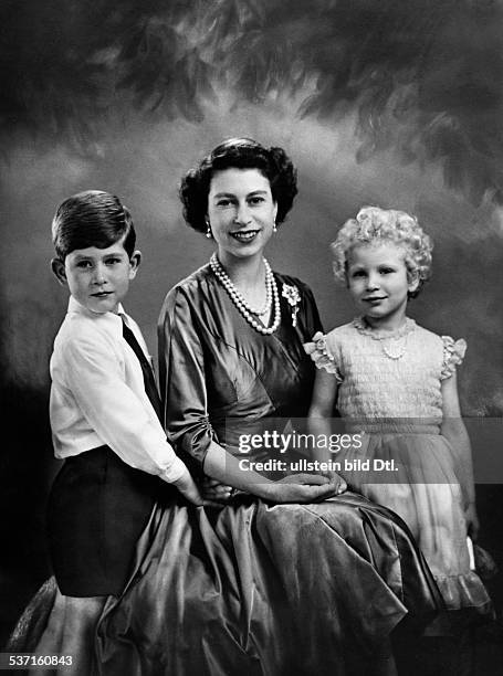 Elisabeth II. , Koenigin von GB seit 1953, - mit ihren Kindern Charles und Anne , - 1953