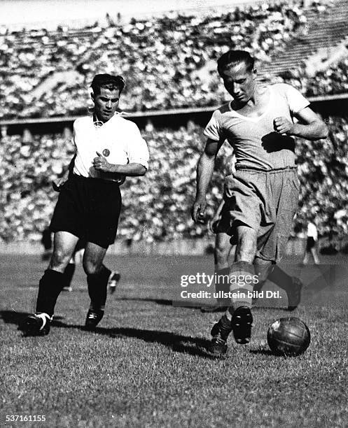 Paul Janes,Paul Janes,,Ernst Kalwitzki , Fussballspieler, D, - Spielszene mit dem Schalker Spieler Ernst Kalwitzki im Spiel der Gruppe 3 zur...