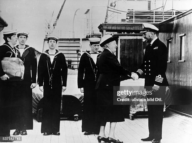 Rutherford, Margaret - Actress, Great Britain - Scene from the movie 'Murder Ahoy'' Directed by: George Pollock Great Britain 1964 Produced by:...