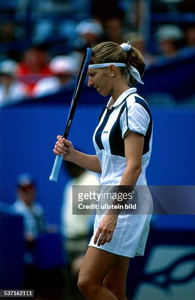 Sportlerin, Tennis D, US Open: hält sich den Tennisschläger vor, den Kopf, - Juli 1996