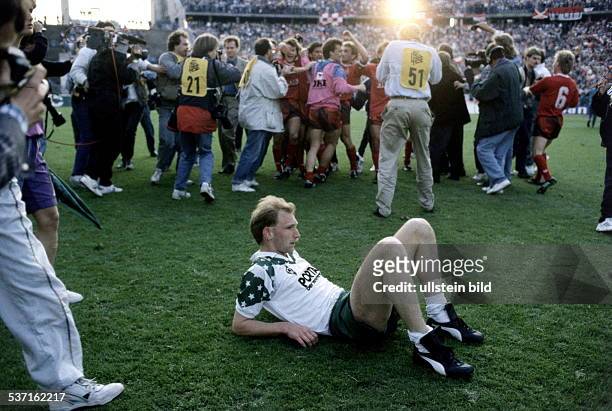 Sportler, Fussball D , - sitzt nach dem verlorenen Endspiel um, den DFB-Pokal gegen Kaiserslauter alleine, auf dem Platz - 1990