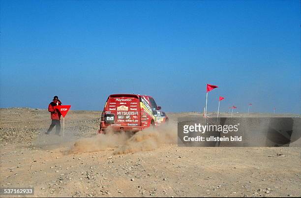 Sportlerin Motorsport Autorallye D, im Mitsubishi Pajero auf der Sandpiste bei der Rallye Paris - Dakar, - 2000