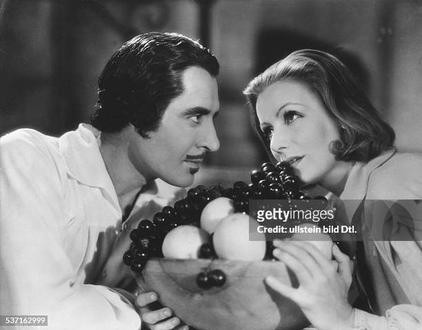 Garbo, Greta - Actress, Sweden - with John Gilbert in the film 'Queen Christina' Directed by: Rouben Mamoulian USA 1933 Film Production:...