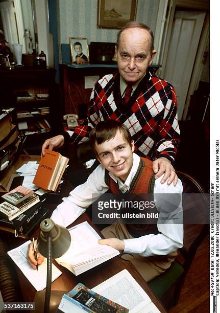Zu Haus in den USA mit seinem Vater Nicolai am Schreibtisch, - ohne Jahr