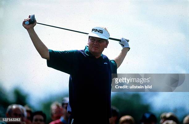 Sportler, Golf D, hält seinen Golfschläger hoch, - Oktober 1996