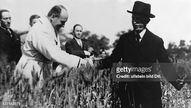 Benito Mussolini , , Politiker, Italien, 1925-1943/45 Diktator Italiens, 'Italienische Getreidebau-Propaganda:, Mussolini und der König posieren in...