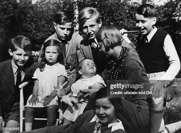 Goebbels, Joseph , Politiker, NSDAP, D, Stiefsohn Harald Quandt , die, Töchter Helga und Hilde mit Spielkameraden, - 1935