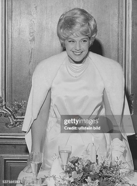 Maria Schell,Maria Schell , Schauspielerin, Schweiz, im Cocktailkleid anlässlich der Filmfestspiele, Berlin, - 1962