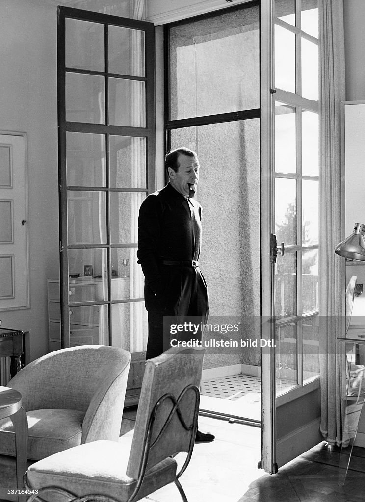 Simenon, Georges - Schriftsteller, Belgien/ in seiner Wohnung in Cannes