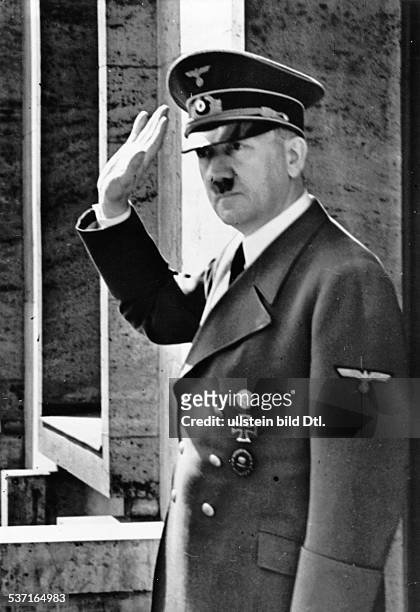 , Politiker, NSDAP, D, - grüsst an seinem 51. Geburtstag vom, Balkon der Reichskanzlei in Berlin