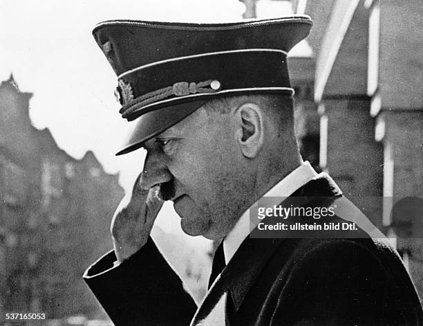 , Politiker, NSDAP, D, - grüsst an seinem 51. Geburtstag vom, Balkon der Reichskanzlei in Berlin