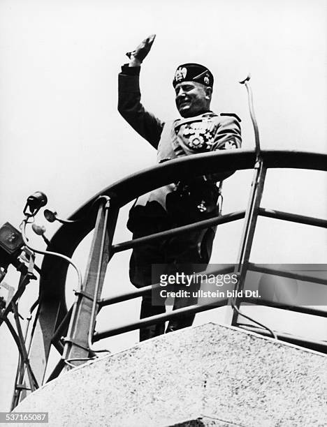 Benito Mussolini , , Politiker, Italien, 1925-1943/45 Diktator Italiens, - auf der Piazza della Vittoria in Genua, anlässlich der Anlegung der...