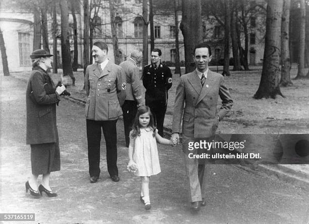 Goebbels, Joseph - Politician, NSDAP, Germany, , - with his wife Magda, daughter Helga and Adolf Hitler in the garden of the Reichskanzlei in Berlin,...