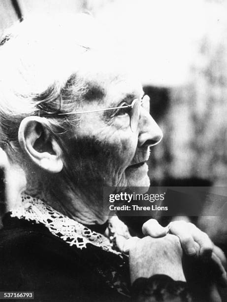 Portrait of artist Anna Mary 'Grandma' Moses, circa 1950.