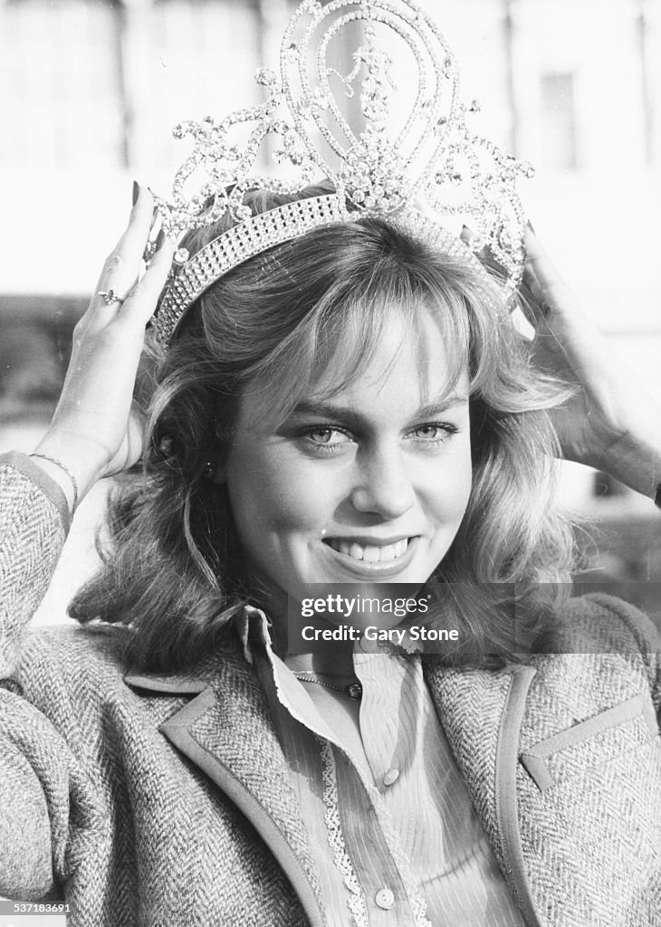 Portrait of Miss Universe, American winner Shawn Weatherly, placing