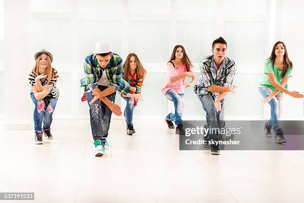 teenage bailarines de baile. - hip hop dance fotografías e imágenes de stock