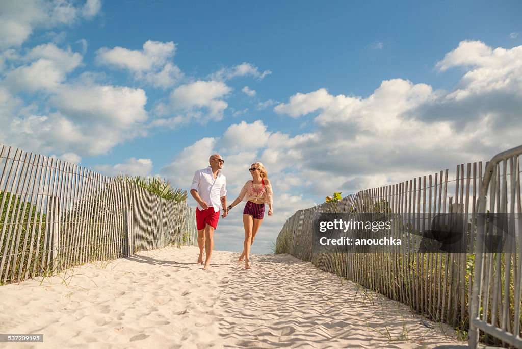 Hermosa pareja feliz vamos a la playa