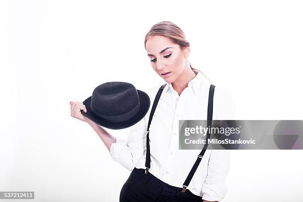 retrato de una bella mujer joven con sombrero de hombre - women in suspenders fotografías e imágenes de stock